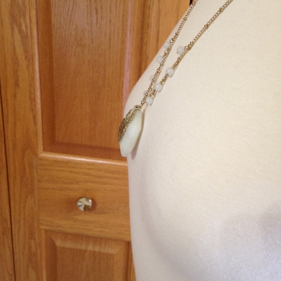 Cushion Cabochon & Feather Pendant Necklace - EUC - Picture 4 of 5